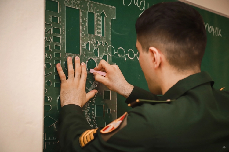 Будущие офицеры продолжают сдавать экзамены