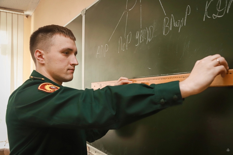 Будущие офицеры продолжают сдавать экзамены