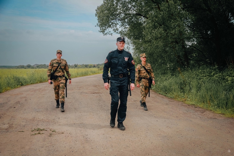 В Санкт-Петербурге трое иностранцев, нарушивших правила въезда в Россию и пытавшихся скрыться, были задержаны курсантами Военной академия Росгвардии