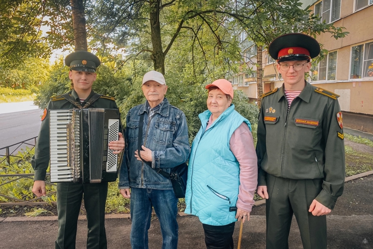 На минувших выходных курсанты Академии войск национальной гвардии навестили ветеранов и почетных работников вуза в отставке