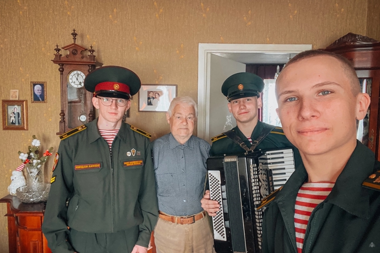 На минувших выходных курсанты Академии войск национальной гвардии навестили ветеранов и почетных работников вуза в отставке