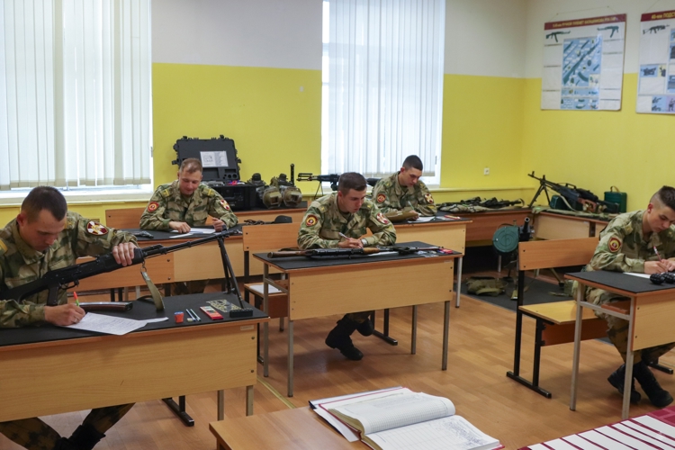 Курсанты командного факультета Военной ордена Жукова академии войск национальной гвардии Российской Федерации приступили к сдаче зачёта по дисциплине «Огневая подготовка».