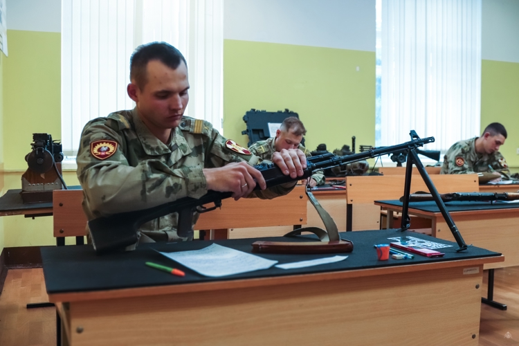 Курсанты командного факультета Военной ордена Жукова академии войск национальной гвардии Российской Федерации приступили к сдаче зачёта по дисциплине «Огневая подготовка».