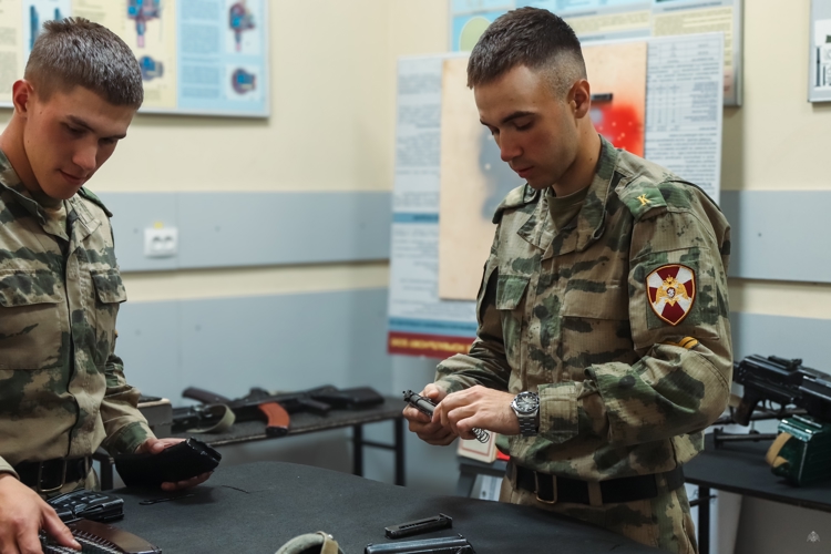 Курсанты командного факультета Военной ордена Жукова академии войск национальной гвардии Российской Федерации приступили к сдаче зачёта по дисциплине «Огневая подготовка».