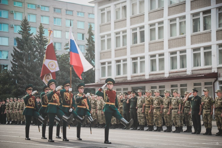 В Военной академии Росгвардии состоялся торжественный ритуал вручения оружия молодому пополнению военнослужащих по призыву