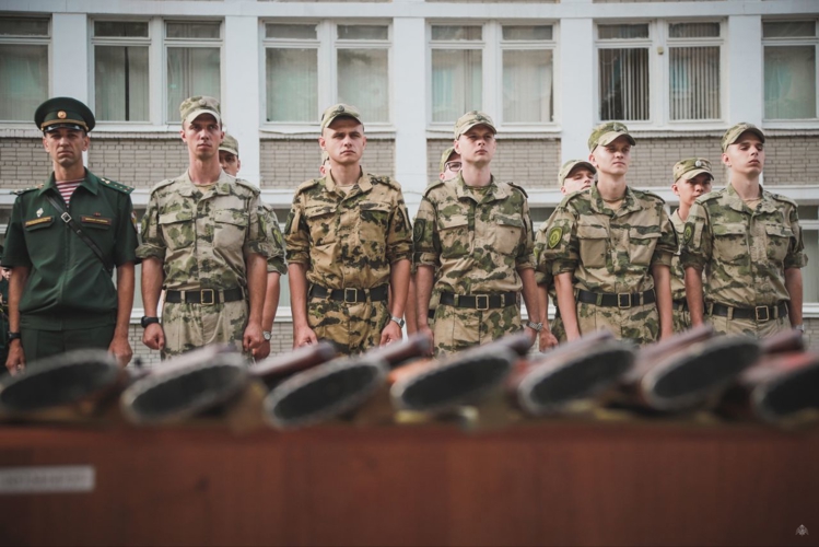В Военной академии Росгвардии состоялся торжественный ритуал вручения оружия молодому пополнению военнослужащих по призыву