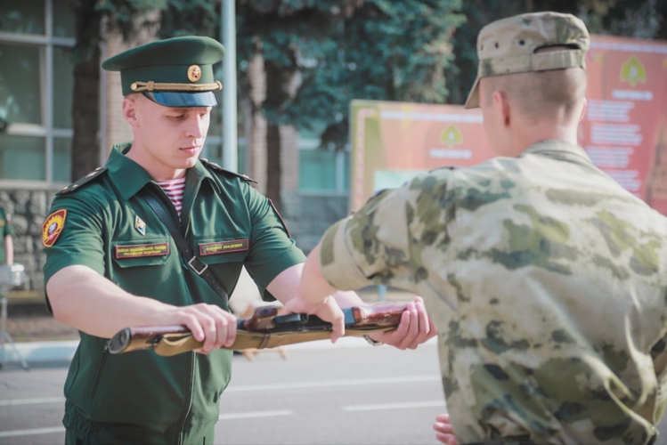 В Военной академии Росгвардии состоялся торжественный ритуал вручения оружия молодому пополнению военнослужащих по призыву