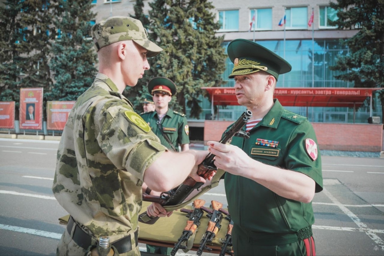 В Военной академии Росгвардии состоялся торжественный ритуал вручения оружия молодому пополнению военнослужащих по призыву