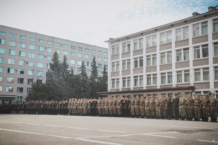 В Военной академии Росгвардии состоялся торжественный ритуал вручения оружия молодому пополнению военнослужащих по призыву