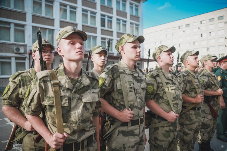 В Военной академии Росгвардии состоялся торжественный ритуал вручения оружия молодому пополнению военнослужащих по призыву