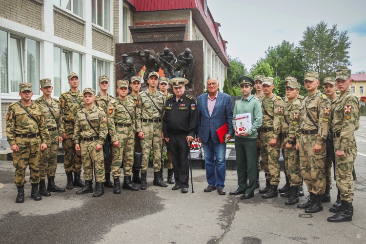 Сын Героя Советского Союза Михаила Ашика встретился с росгвардейцами