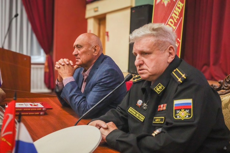 Сын Героя Советского Союза Михаила Ашика встретился с росгвардейцами