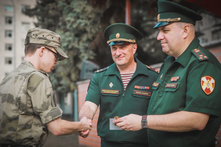 В День образования тыловых подразделений на плацу Академии войск национальной гвардии торжественно наградили специалистов тыла вуза