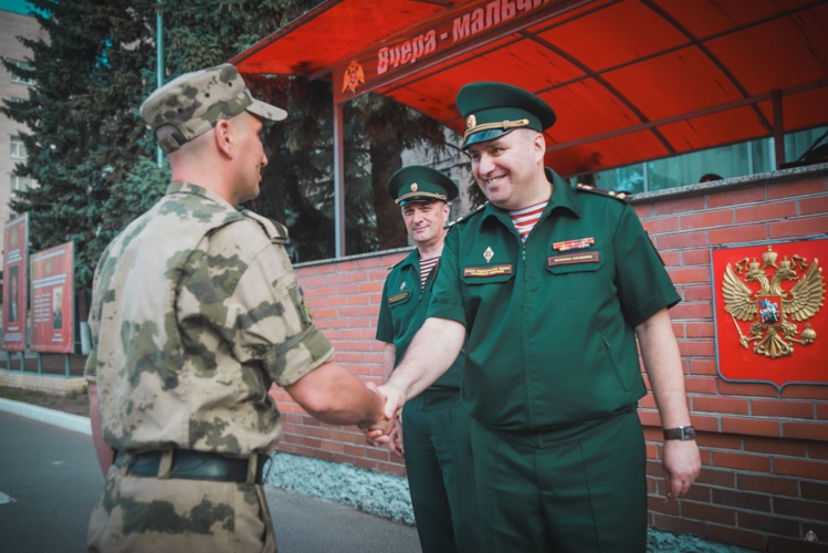 В День образования тыловых подразделений на плацу Академии войск национальной гвардии торжественно наградили специалистов тыла вуза