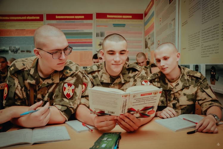 На территории учебного центра Военной академии Росгвардии начались практические занятия со вчерашними абитуриентами