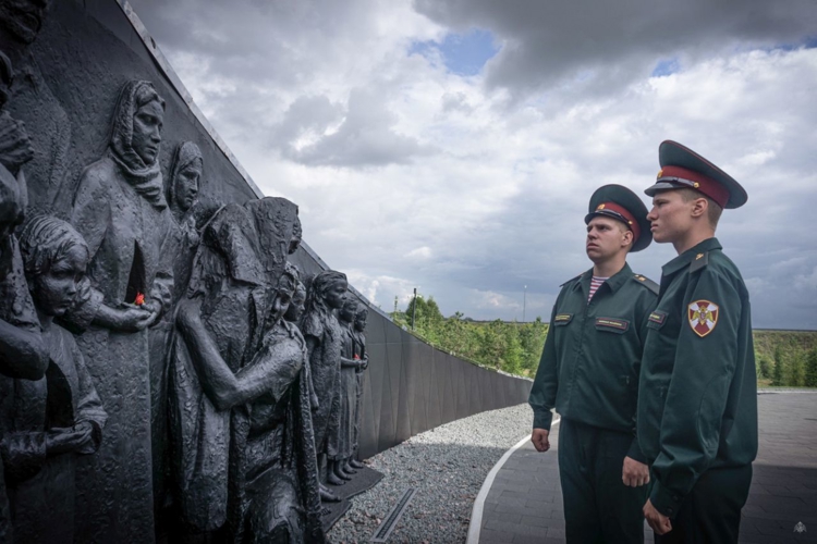 Священный долг памяти: военнослужащие батальона возложили цветы к мемориалу "Мирным гражданам Советского союза"
