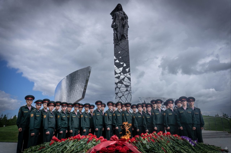 Священный долг памяти: военнослужащие батальона возложили цветы к мемориалу "Мирным гражданам Советского союза"