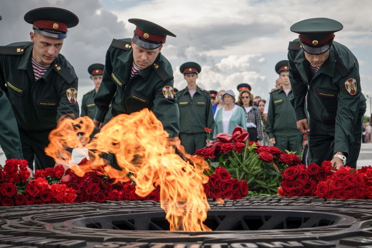 Священный долг памяти: военнослужащие батальона возложили цветы к мемориалу "Мирным гражданам Советского союза"