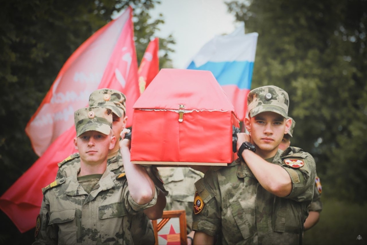 В Ленинградской области росгвардейцы отдали последние почести павшим в годы Великой Отечественной войны бойцам советской армии