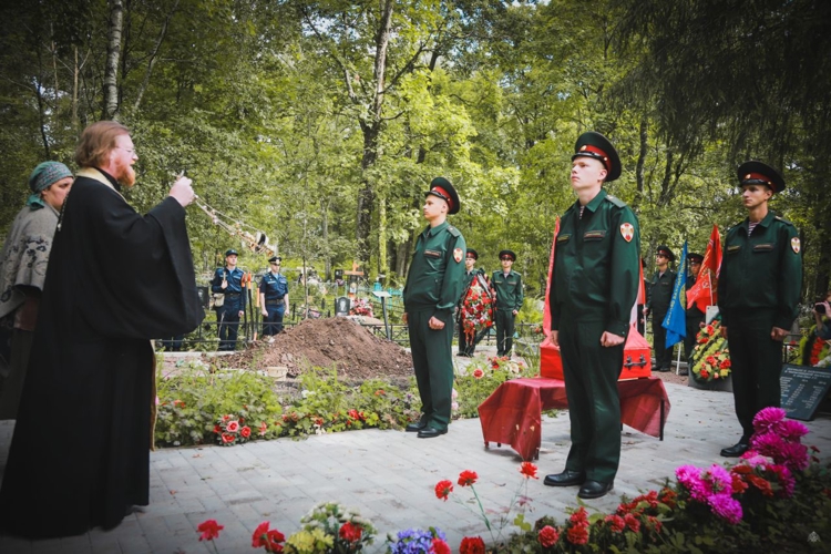 В Ленинградской области росгвардейцы отдали последние почести павшим в годы Великой Отечественной войны бойцам советской армии