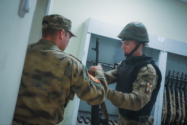 В Ленинградской области первокурсники совершили комбинированный марш в ознаменование окончания "КМБ" 