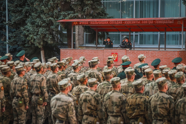  Вечерняя поверка с участием всего личного состава прошла в Военной академии Росгвардии