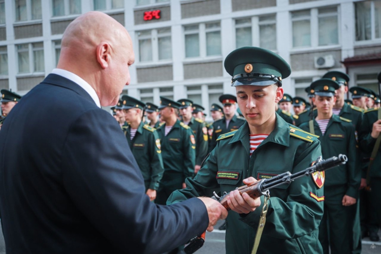В Санкт-Петербурге торжественно вручили оружие молодым росгвардейцам 