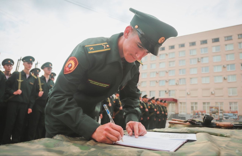 В Санкт-Петербурге торжественно вручили оружие молодым росгвардейцам 