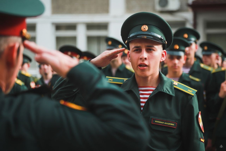 В Санкт-Петербурге торжественно вручили оружие молодым росгвардейцам 