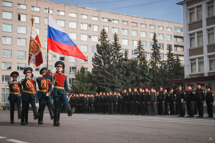 В Санкт-Петербурге торжественно вручили оружие молодым росгвардейцам 