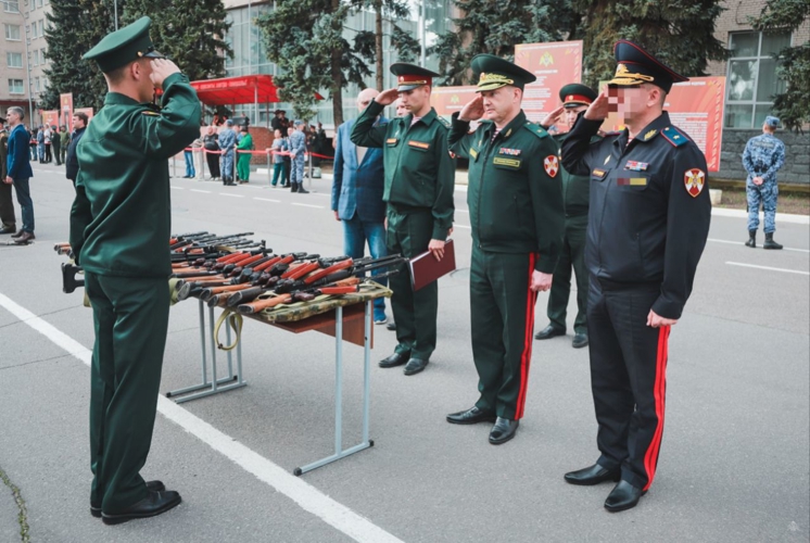 В Санкт-Петербурге торжественно вручили оружие молодым росгвардейцам 