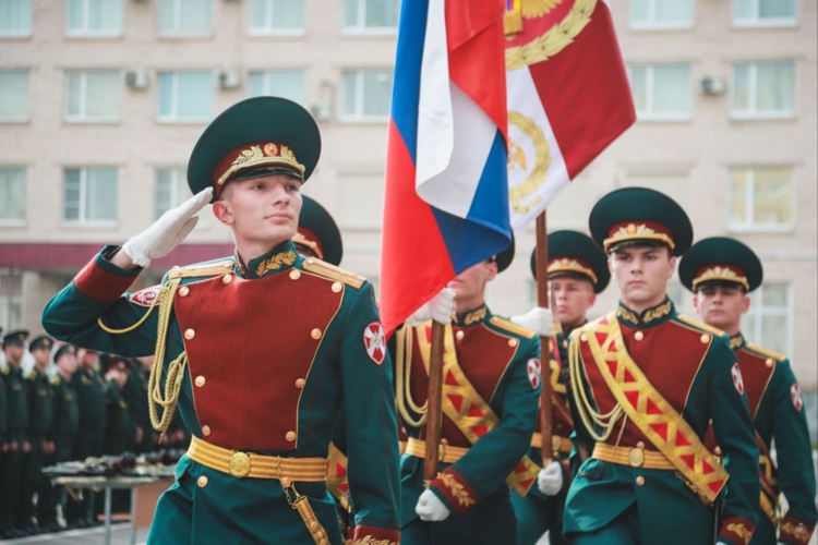 В Санкт-Петербурге торжественно вручили оружие молодым росгвардейцам 