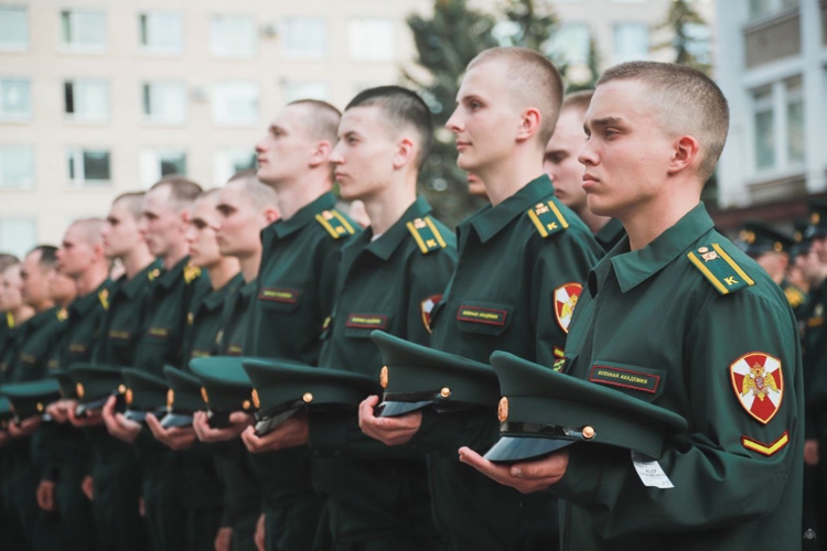 В Санкт-Петербурге торжественно вручили оружие молодым росгвардейцам 
