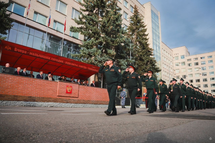 В Санкт-Петербурге торжественно вручили оружие молодым росгвардейцам 