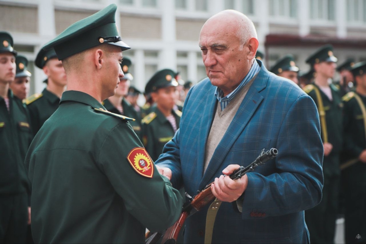 В Санкт-Петербурге торжественно вручили оружие молодым росгвардейцам 