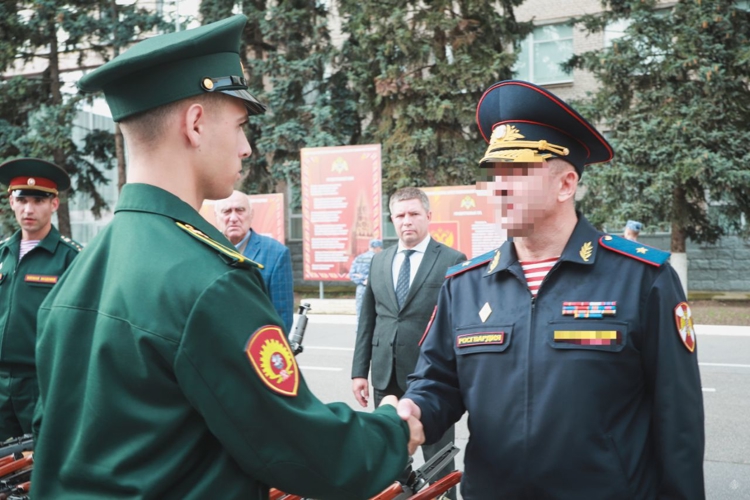 В Санкт-Петербурге торжественно вручили оружие молодым росгвардейцам 