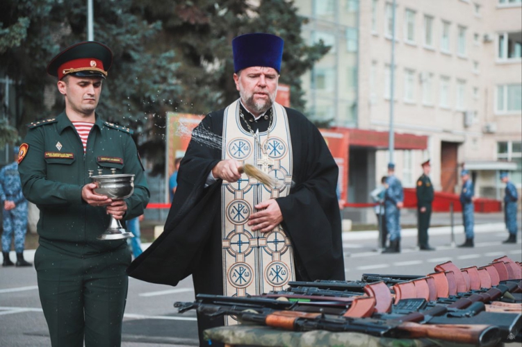 В Санкт-Петербурге торжественно вручили оружие молодым росгвардейцам 