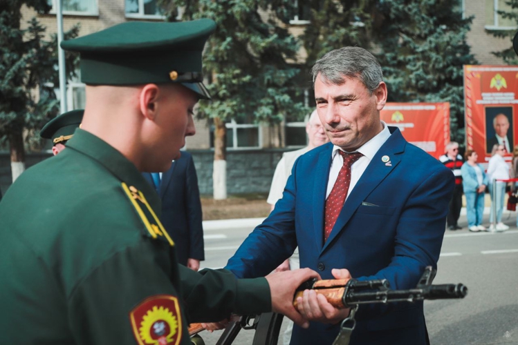 В Санкт-Петербурге торжественно вручили оружие молодым росгвардейцам 