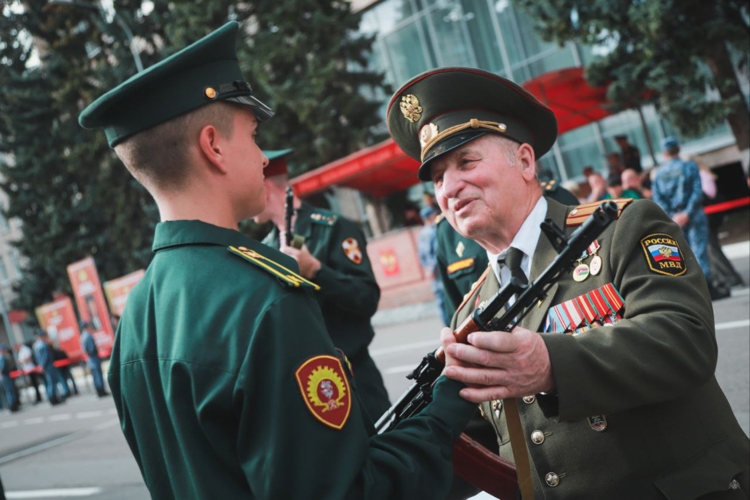 В Санкт-Петербурге торжественно вручили оружие молодым росгвардейцам 