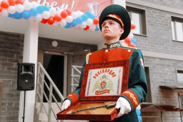 Ключи от новых квартир вручили росгвардейцам в Санкт-Петербурге 