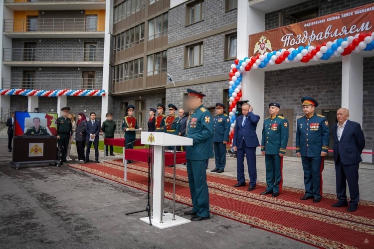 Ключи от новых квартир вручили росгвардейцам в Санкт-Петербурге 