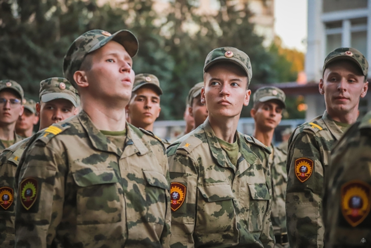  Вечерняя поверка с участием всего личного состава прошла в Военной академии Росгвардии
