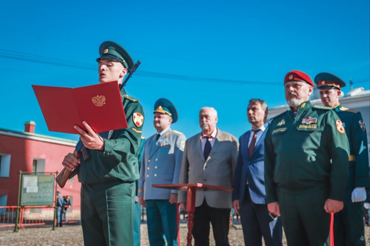 Генерал-полковник Алексей Воробьёв поздравил первокурсников Военной академии Росгвардии с принятием военной присяги (видео)