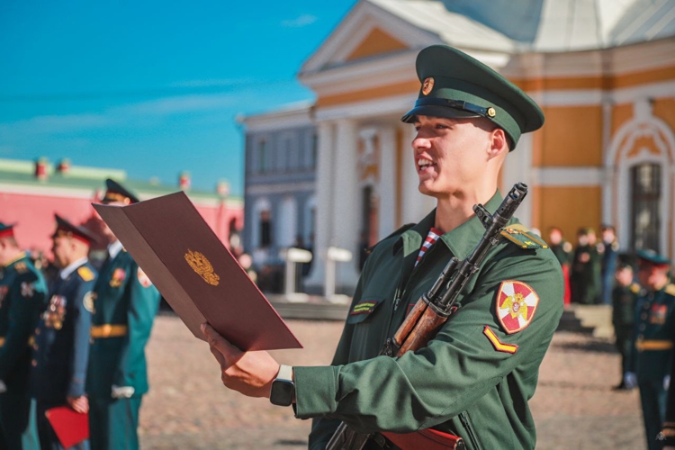 Генерал-полковник Алексей Воробьёв поздравил первокурсников Военной академии Росгвардии с принятием военной присяги (видео)
