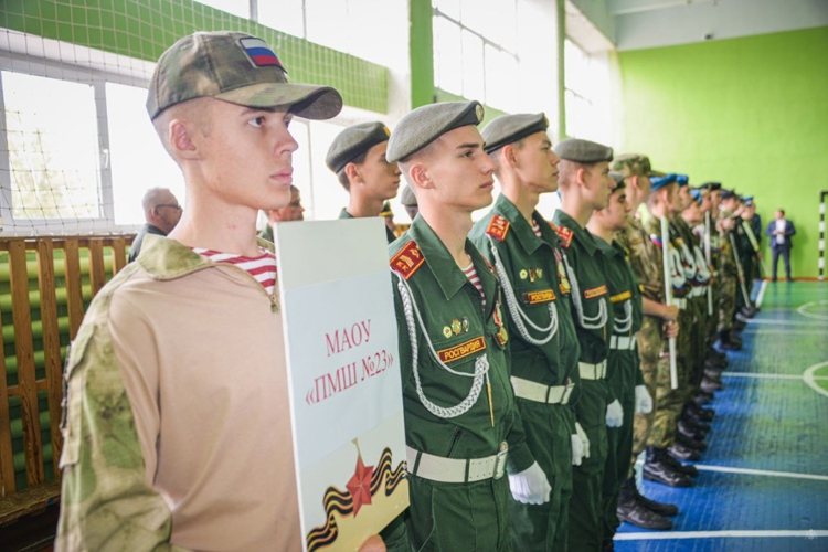В Башкортостане начальник Военной академии Росгвардии генерал-майор Андрей Кийко наградил финалистов спартакиады «Готов служить Отечеству»