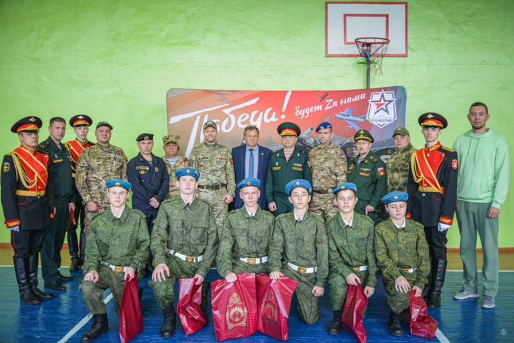 В Башкортостане начальник Военной академии Росгвардии генерал-майор Андрей Кийко наградил финалистов спартакиады «Готов служить Отечеству»