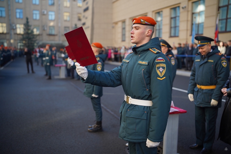 Начальник Военной академии Росгвардии принял участие в церемонии приведения к Присяге курсантов Санкт-Петербургского университета ГПС МЧС России