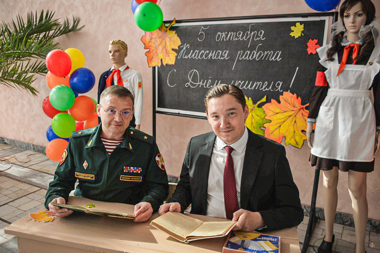Начальник военной Академии Росгвардии генерал-майор Андрей Кийко поздравил учителей города Стерлитамак с профессиональным праздником – Днём учителя