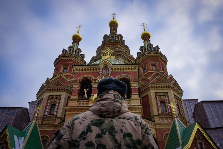 Выходной день в сердце истории: военнослужащие по призыву Военной академии Росгвардии посетили Петергоф и Петропавловский собор