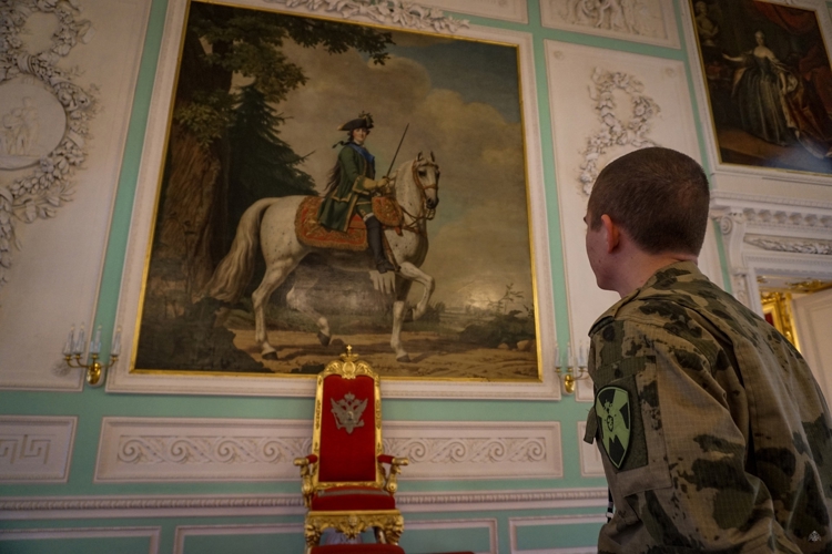 Выходной день в сердце истории: военнослужащие по призыву Военной академии Росгвардии посетили Петергоф и Петропавловский собор